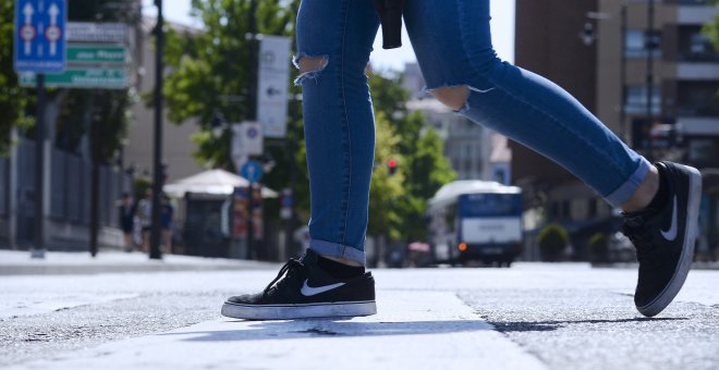 Un joven cruza una calle del centro de Valladolid, donde se ha cortado el tráfico hasta la noche del lunes. EFE/Nacho Gallego