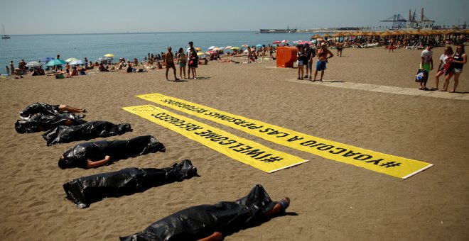 Activistas de Amnistía Internacional durante una performance en la playa de La Malagueta en Málaga con motivo del World Refugee Day.REUTERS/Jon Nazca