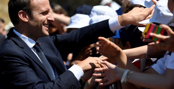 El presidente francés, Emmanuel Macron, asiste a una ceremonia que conmemora el 77 aniversario de la llamada de resistencia del general francés Charles de Gaulle, en París, este domingo. REUTERS / Bertrand Guay