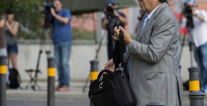 El exdirigente del PP y exvicepresidente del Gobierno Francisco Álvarez-Cascos, a su llegada a la a la sede de la Audiencia Nacional donde se celebra el juicio de la Gürtel. | FERNANDO VILLAR (REUTERS)