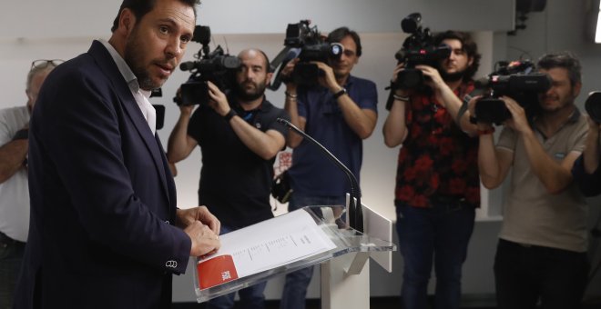 El nuevo portavoz de la ejecutiva del PSOE, Óscar Puente, durante la rueda de prensa posterior a la primera reunión de la Ejecutiva surgida del 39 Congreso Federal. EFE/Emilio Naranjo