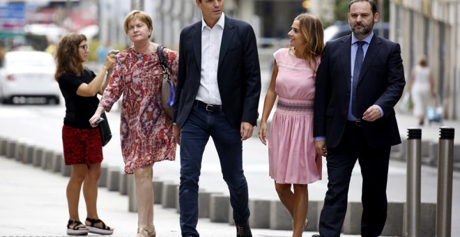 El secretario general del PSOE, Pedro Sánchez, a su llegada esta mañana al Congreso acompañado de varios miembros de su Ejecutiva: Isaura Leal, responsable de Función Pública; Susana Sumelzo, Política Municipal y José Luis Ábalos, Organización. EFE/Sergio