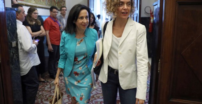 La nueva portavoz del grupo socialista en el Congreso, Margarita Robles, y  la secretaria adjunta del PSOE Meritxell Batet, a su llegada a la Junta de Portavoces en el Congreso de Los Diputados. EFE/Sergio Barrenechea