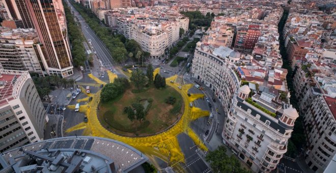 Greenpeace pinta un sol gigante en una plaza de Barcelona por las renovables. GREENPEACE