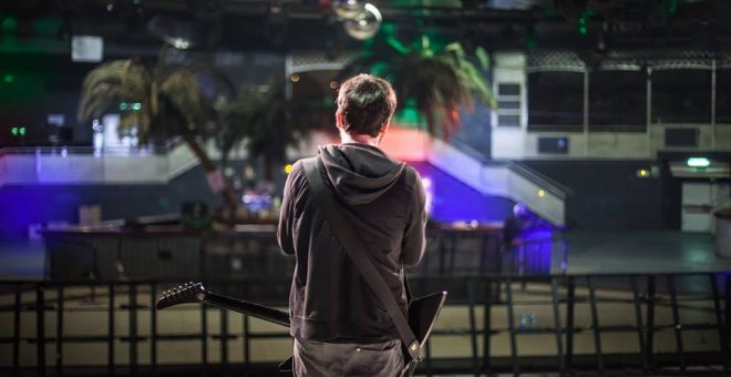 Gorka Urbizu, de Berri Txarrak, durante la prueba de sonido en La Riviera