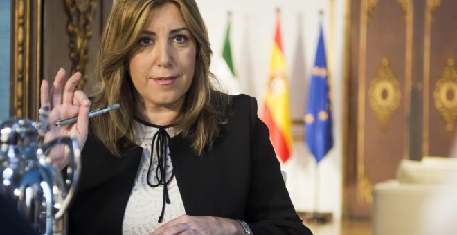 La presidenta de la Junta de Andalucía, Susana Díaz, durante la reunión mantenida en el palacio de San Telmo en Sevilla con el comisario de Asuntos Económicos, Pierre Moscovici. EFE/Raúl Caro