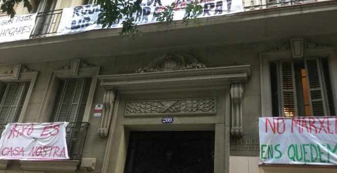 Hzabitants de l'edifici del carrer Roger de Flor, 209, de Barcelona, fan pública la seva voluntat de resistència