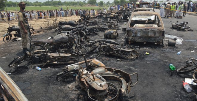 Coches y motocicletas carbonizados en la carretera de Pakistán donde un camión cisterna ha tenido un accidente y ha estallado, provocando más de 120 muertos. EFE / EPA / FAISAL KAREEM