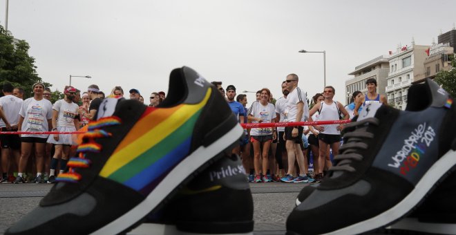 Varios participantes en la línea de salida de la "Carrera por la Diversidad", prueba organizada por primera vez con motivo de la celebración del Worldpride en Madrid. EFE/Ángel Díaz