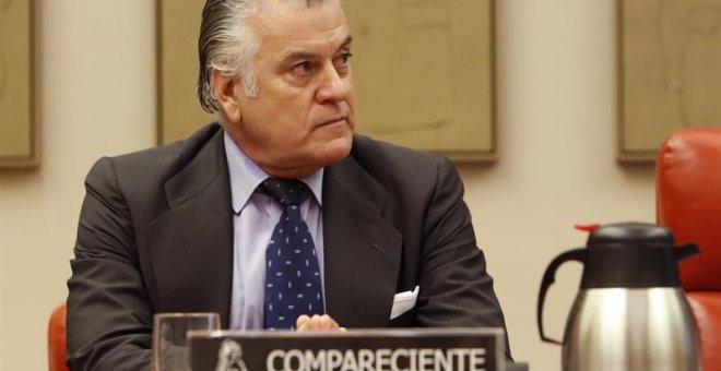 El extesorero del PP Luis Bárcenas hoy en el Congreso durante su comparecencia en la comisión de investigación de la supuesta financiación ilegal del PP, en la que no tiene intención de hablar para no entorpecer su estrategia de defensa en los casos en lo