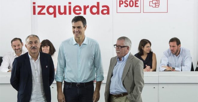 Pedro Sánchez, junto a Toxo y Álvarez. / LUCA PIERGIOVANNI (EFE)