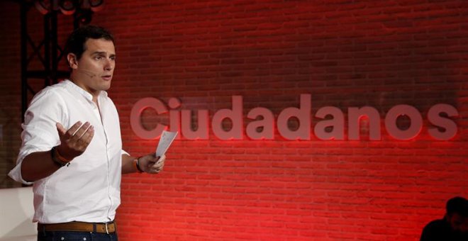 El presidente de Ciudadanos, Albert Rivera, durante un acto el sábado en el mercado de San Antón. /EFE