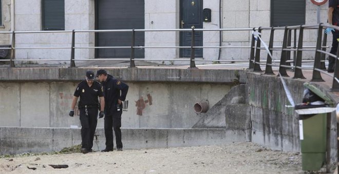 Dos policías en la playa de Arealonga, en Chapela (Redondela). / EFE