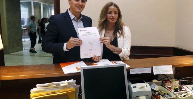 El líder de Ciudadanos, Albert Rivera y la diputada Patricia Reyes, registran en el Congreso una propuesta de Ley para regular la Gestación subrogada. EFE/Javier Lizón