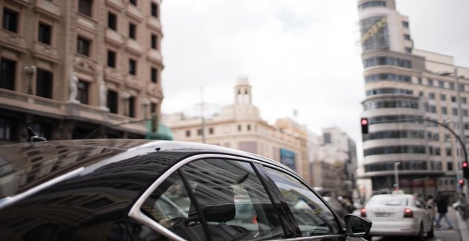 Un coche de Uber circula por la calle Gran Vía de Madrid. Uber