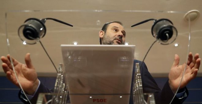 El secretario de Organización socialista, José Luis Ábalos, durante una rueda de prensa en el Congreso. /EFE