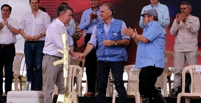 El presidente de Colombia, Juan Manuel Santos, el jefe de la Misión de la ONU en Colombia, Jean Arnault, y el líder de las FARC, 'Timochenko', en el acto de entrega de armas. /EFE