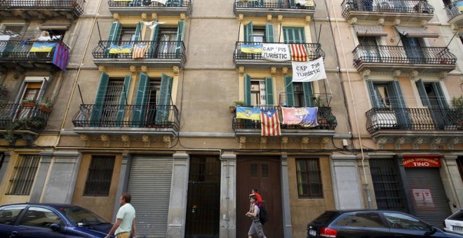 Un inmueble de Barcelona, con pancartas contra los pisos turísticos. REUTERS