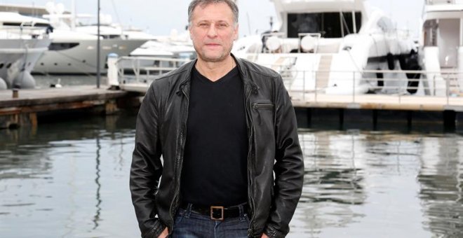 Fotografía del 13 de octubre de 2014 del actor sueco Michael Nyqvist posando durante un acto promocional de la serie de TV '100 Code' durante el evento anual de venta contenidos televisivos MIPCOM en Cannes (Francia). /EFE