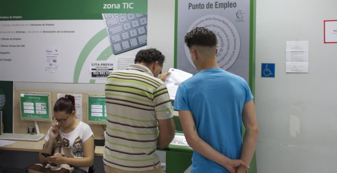 Jóvenes en una oficina de paro de Andalucía / Comisiones Obreras