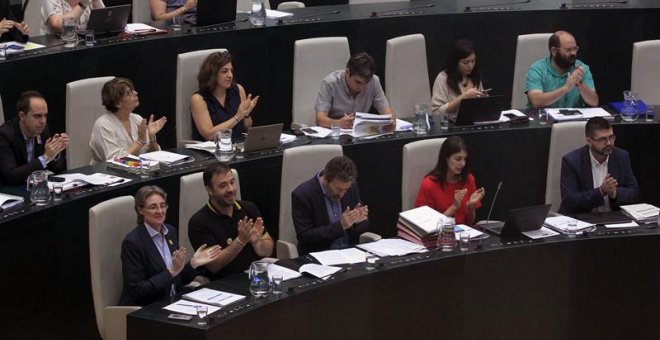 Los concejales de Ahora Madrid aplauden durante el Pleno del Ayuntamiento de Madrid. EFE/Víctor Lerena