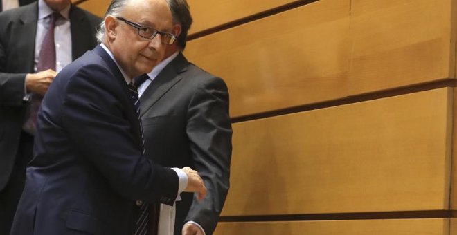 El ministro de Hacienda, Cristóbal Montoro,durante la sesión de control al Gobierno en el pleno del Senado. EFE/Ballesteros