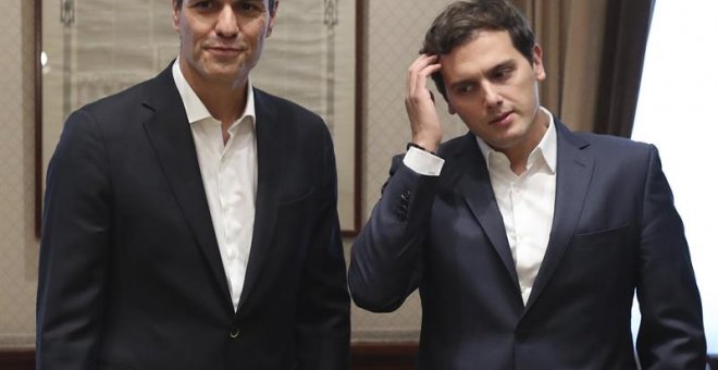 El secretario general del PSOE, Pedro Sánchez (i), y el presidente de Ciudadanos, Albert Rivera, durante la reunión mantenida esta tarde en el Congreso. /EFE