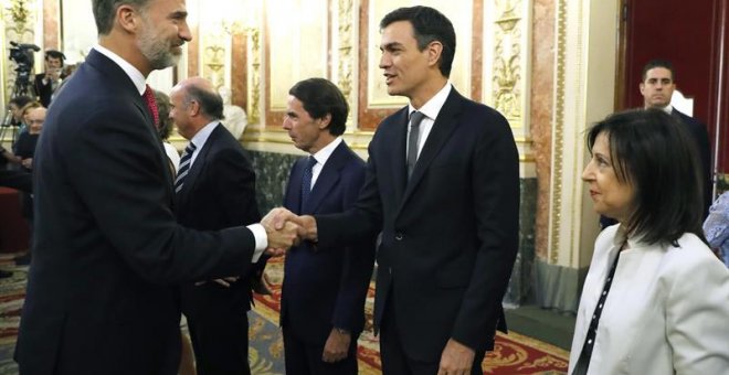 El rey Felipe VI saluda a Pedro Sánchez durante la conmemoración del 40 aniversario de las elecciones de 1977 en el Congreso de los Diputados. | JUAN CARLOS HIDALGO (EFE)