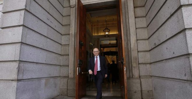 El ministro de Hacienda y Función Pública, Cristóbal Montoro sale del Congreso de los Diputados. | FERNANDO ALVARADO (EFE)