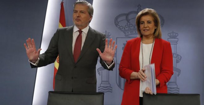 El portavoz del Gobierno, Íñigo Méndez de Vigo,y la ministra de Empleo, Fátima Bañez,d., durante la rueda de prensa posterior al Consejo de Ministros. |  El portavoz del Gobierno y ministro de Cultura, Íñigo Méndez de Vigo,iz., y la ministra de Empleo, F