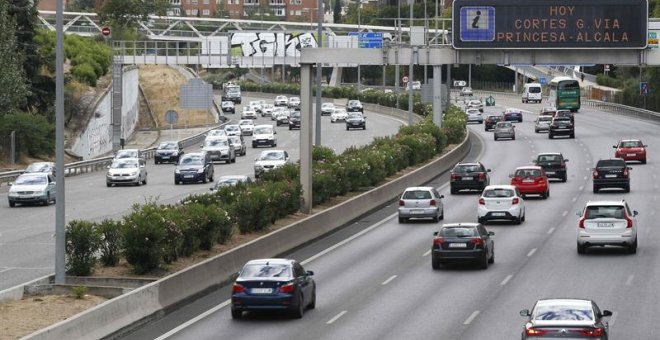 Tráfico de salida de Madrid por la A1. /EFE