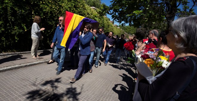 El féretro de Timoteo Mendieta entra en el cementerio del Este entre aplausos y banderas republicanas.- REUTERS