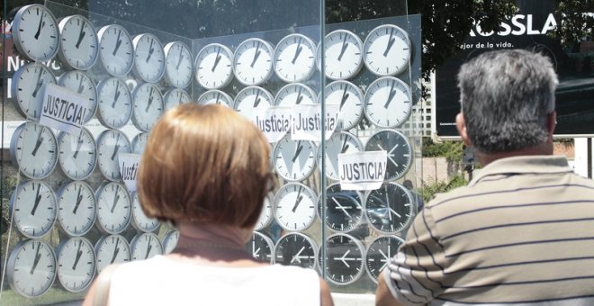 Familiars de víctimes de l'accident del metro de València, davant del monument d'homenatge. / PACO BELTRÁN