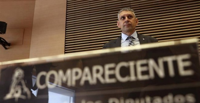 El ex inspector jefe de la Policía, José Ángel Fuentes Gago, se prepara para su comparecencia en la comisión parlamentaria que investiga la etapa de Jorge Fernández Díaz al frente del Ministerio del Interior. | BALLESTEROS (EFE)