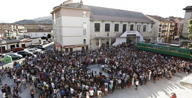 Familiares de los jóvenes detenidos el 15 de octubre de 2016 por la agresión a dos guardias civiles y sus parejas en Altsasu durante la rueda de prensa que han ofrecido este miércoles. /EFE