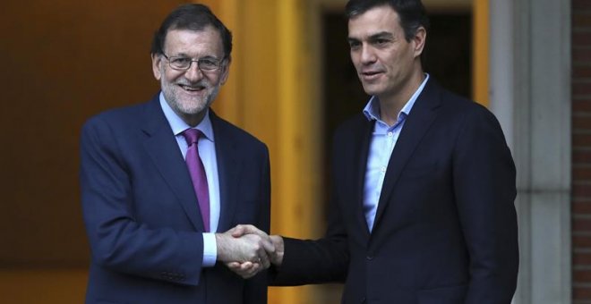 El presidente del Gobierno, Mariano Rajoy, y el secretario general del PSOE, Pedro Sánchez, en su encuentro de hoy en la Moncloa. EFE