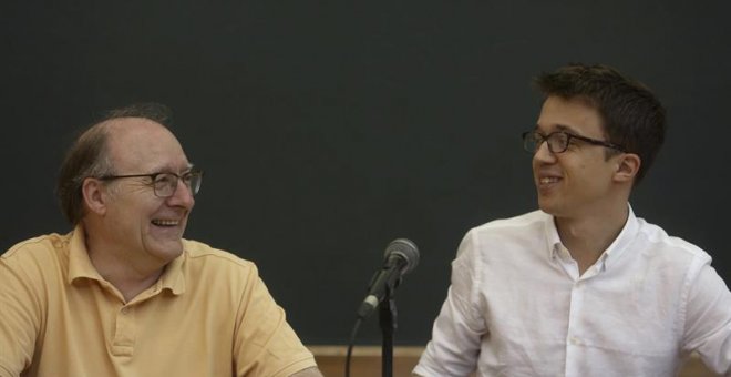 El secretario de Análisis Estratégico y Cambio Político de Podemos, Íñigo Errejón (d), y el catedrático de Filosofía de la Universidad Complutense de Madrid José Luis Villacañas (i), durante su participación en la Universidad de Verano del partido, hoy en