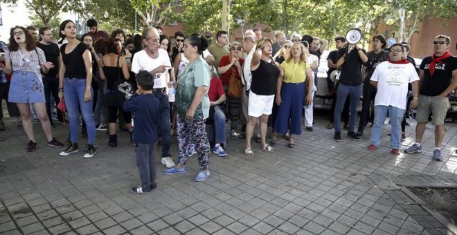 Un momento de la concentración convocada por la Unión de Músicos, Intérpretes y Compositoras y la CNT en recuerdo de Pedro Aunión Monroy, el acróbata fallecido ayer cuando actuaba en el Mad Cool, hoy en la entrada de la Caja Mágica en Madrid, donde se cel