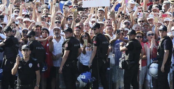 Seguidores del del líder opositor turco Kemal Kiliçdaroglu gritan consignas durante la pacífica Marcha por la Justicia desde Ankara a Estambul, el domingo 9 de julio. | ERDEM SAHIN (EFE)