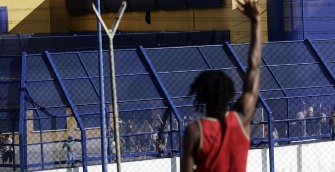 Una persona saluda a los internos del Centro de Internamiento de Extranjeros (CIE) de Aluche, Madrid. Imagen: Ferrocarril Clandestino