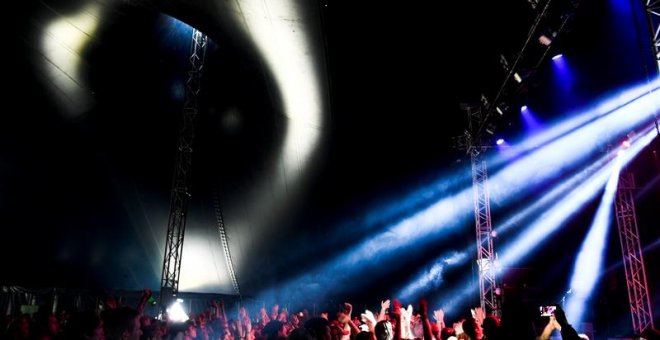 Asistentes al festival Bravalla en Norrkoping, Suecia, bailan frente al escenario EFE/EPA/Pontus Lundahl SWEDEN OUT