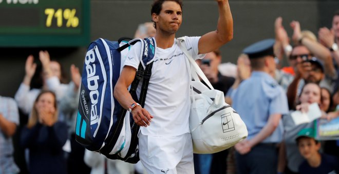 Rafa Nadal saluda a los aficionados en su adiós a Wimbledon en los octavos de final. /REUTERS