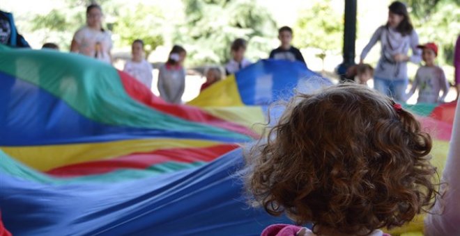 Niños y niñas en una actividad lúdica.