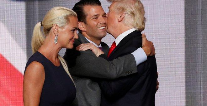 Donald Trump Jr besa a su padre cuando fue nombrado candidato republicano a la Casa Blanca en julio de 2016. /REUTERS