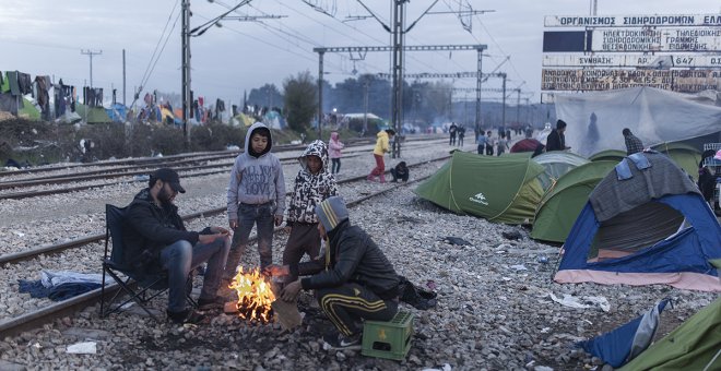 Un grup de migrants al campament d'Idomeni, al març del 2016. / FOTO: Xavi Herrero