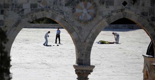 El cádaver de uno de los palestinos tiroteados por las fuerzas israelíes en Jerusalén. | AMMAR AWAD (REUTERS)