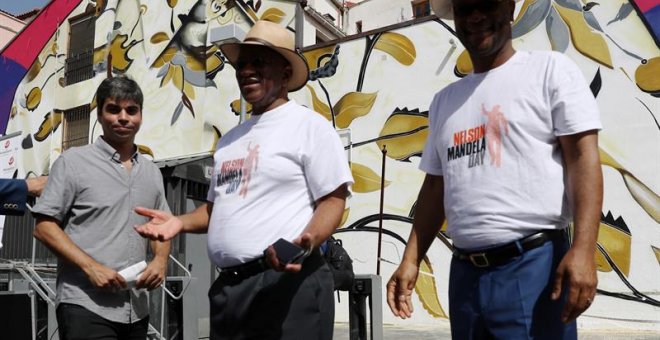 El concejal García Castaño, el embajador Lulama y el ministro Mthehwa, en Lavapiés. / EFE