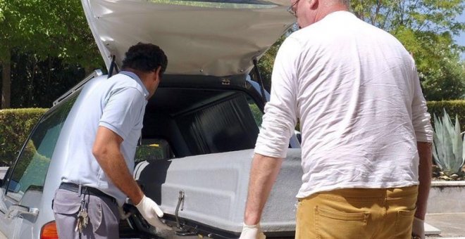 Unos operarios de la funeraria, a su llegada al Tanatorio de la Fuensanta de Córdoba, trasladan el féretro con el cadáver del expresidente de Caja Madrid Miguel Blesa al Instituto Anatómico Forense para practicarle la autopsia. EFE/Salas