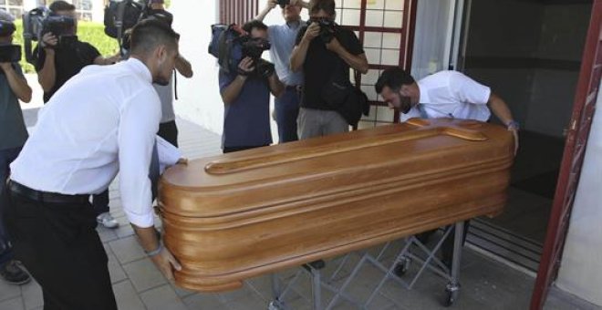 Operarios de la funeraria trasladan el féretro con el cuerpo sin vida del expresidente de Caja Madrid Miguel Blesa del Instituto Anatómico Forense de Córdoba hacia el tanatorio de Las Quemadas donde se encuentran familiares y amigos del fallecido a la esp