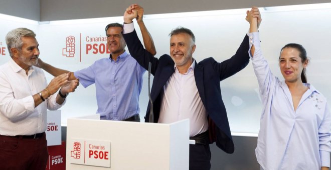 Ángel Víctor Torres (c), con Juan Fernando López Aguilar, Patricia Hernández y el jefe de la gestora regional, José Miguel Rodríguez Fraga, este domingo en Santa Cruz de Tenerife /EFE